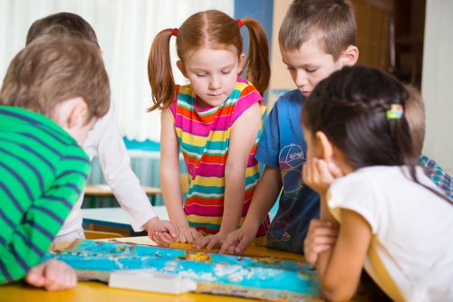 Niños jugando a juegos para mejorar la ortografía.