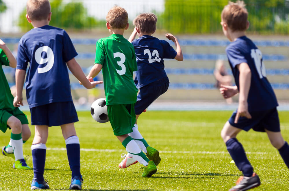 Niños jugando al fútbol.