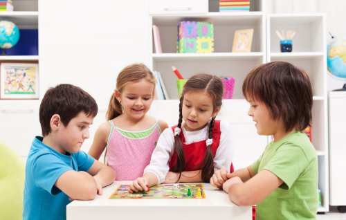 Niños jugando a juegos de mesa educativos.
