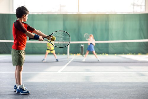 Niños jugando al tenis.