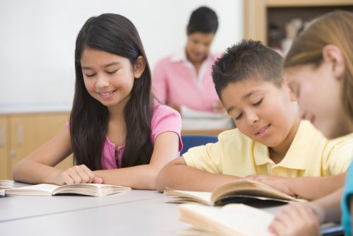 Niños leyendo en clase poniendo en práctica algunas de las actividades para fomentar la lectura.