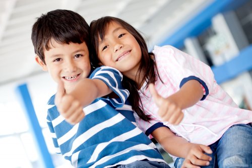 Niños con un gran optimismo en la vida tras haber aprendido las 6 fortalezas personales.