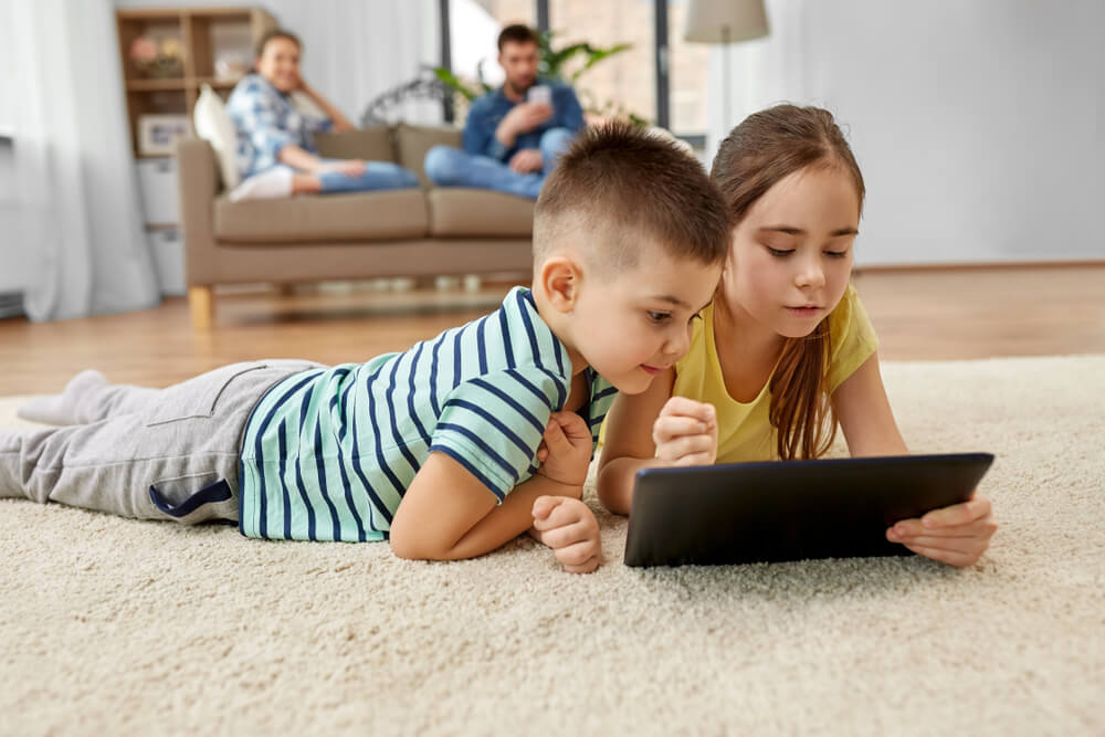 Enfants avec une tablette lisant des livres sur Weeblebooks.