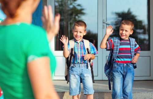 Niños yendo al colegio y despidiéndose de su madre.