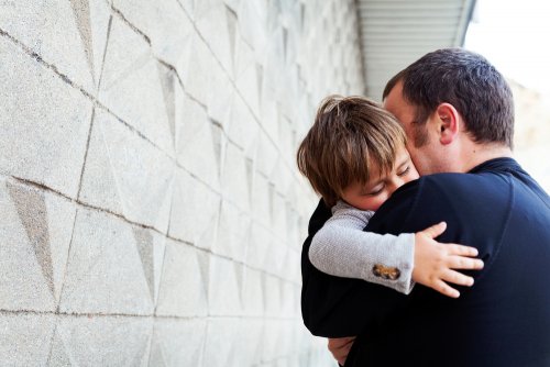 Padre abraza a su hijo porque se va a vivir al extranjero y tiene la custodia compartida.