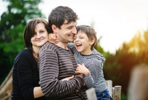 Pareja de hecho con su hijo en brazos.