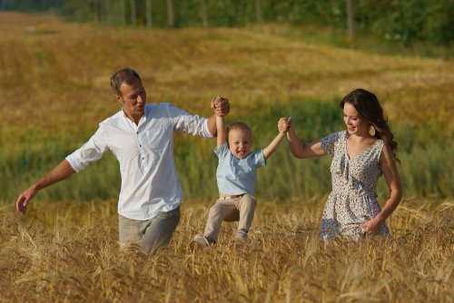 Familia dando un paseo por el campo.