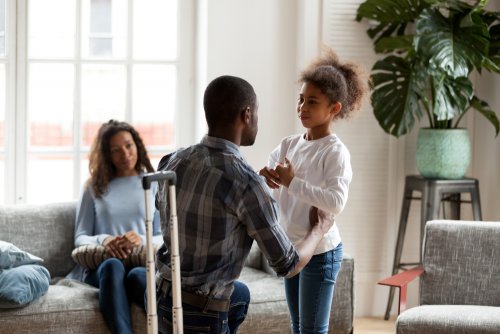Padre se despide de su hija tras el divorcio porque se va a vivir al extranjero y no tiene la custodia.