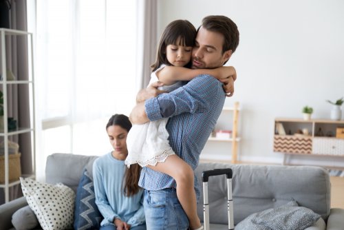 Padre abraza a su hija porque se va a vivir al extranjero tras el divorcio.