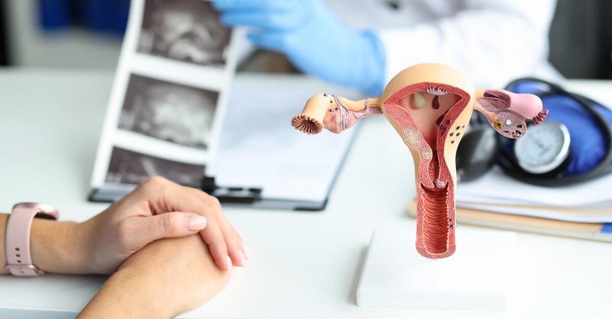 Mujer consultando al ginecólogo durante el embarazo.