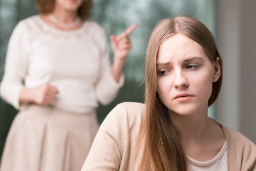 Adolescente preocupada por la llegada de la menstruación.