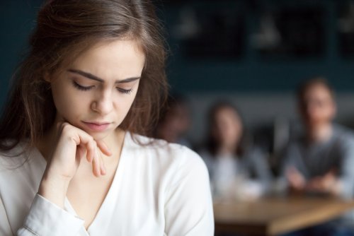 Chica disgustada debido a las novatadas el primer día de clase.