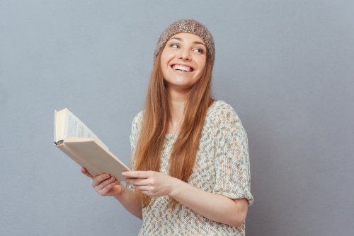 Adolescente leyendo libro de misterio y suspense.