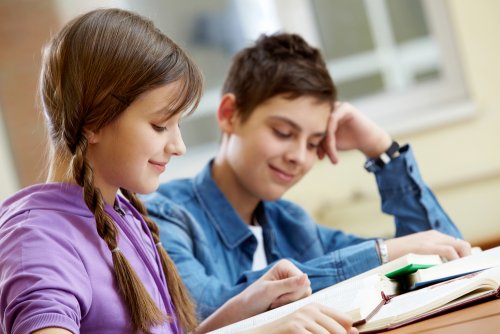 Niños leyendo algunas de las recomendaciones de libros para niños de 8 a 10 años.