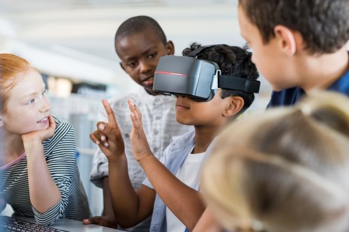 Alumno en clase aprendiendo mediante la realidad virtual y aumentada.