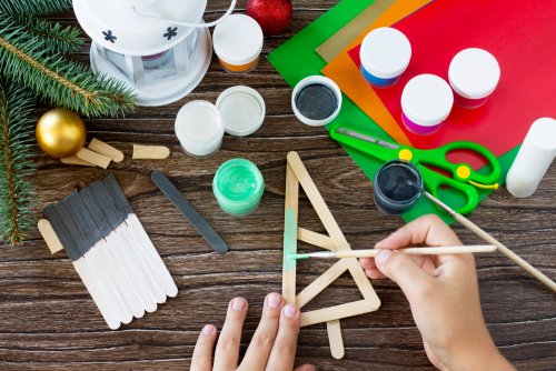 Árbol de navidad hecho con palos de helado, una manualidad navideña estupenda.