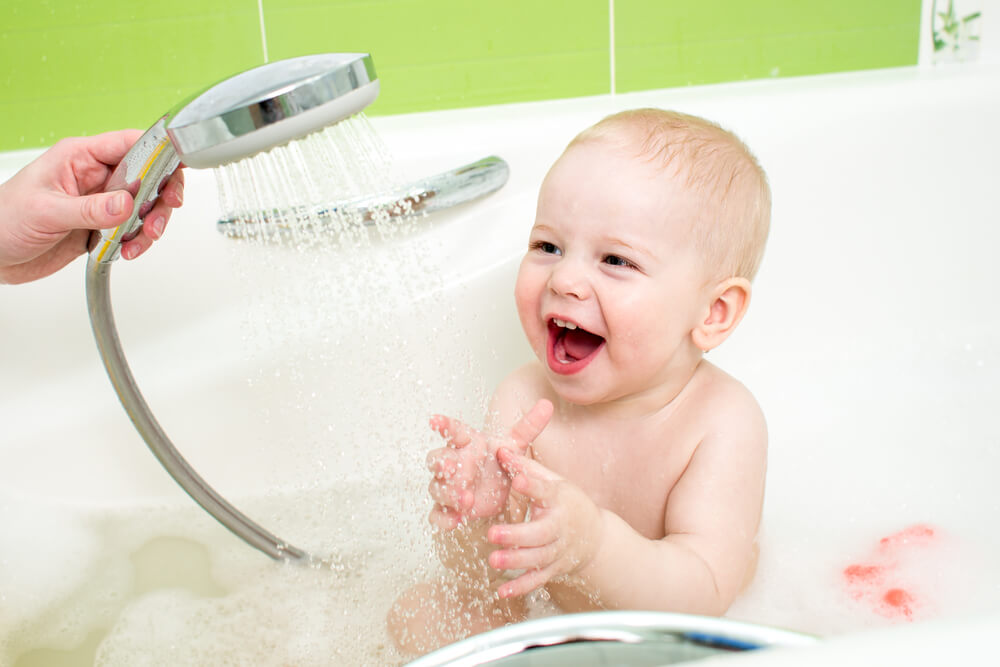 Un bébé qui prend un bain;