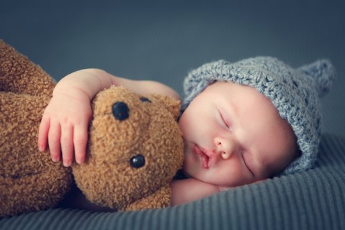 Bebé durmiendo plácidamente junto a su peluche.