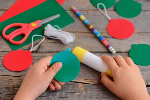 Bolas hechas con cartulina para decorar el árbol de Navidad.