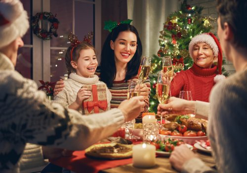 Famille célébrant un Noël sain.