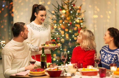 Amis célébrant un Noël sain.