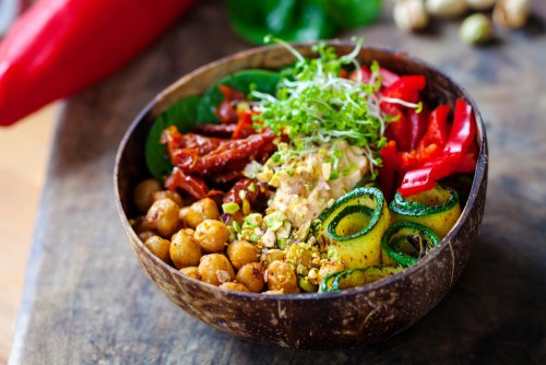 Ensalada vegetariana con legumbres y verduras.