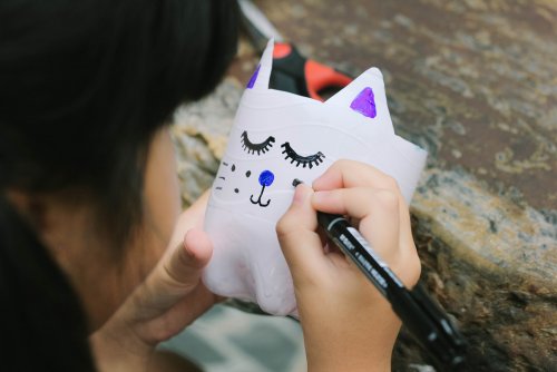 Gato hecho a modo de manualidad con botellas de plástico.