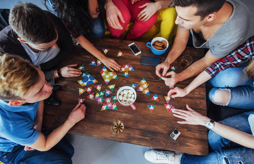 Amigos jugando a juegos de mesa.