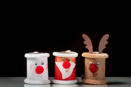 Personajes hechos con rollos de papel, una de las manualidades navideñas que proponemos.