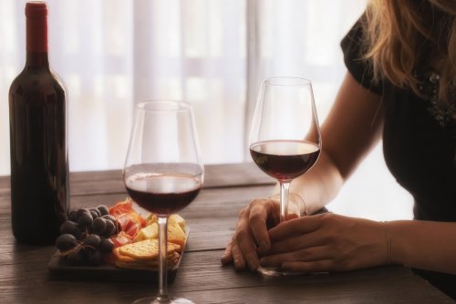 Donna che beve responsabilmente un bicchiere di vino.