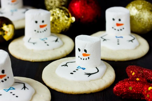 Muñecos de nieve como uno de los aperitivos navideños para niños.