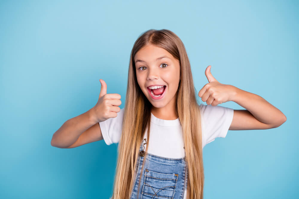 Fille avec une bonne motivation scolaire et positivisme.