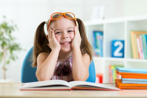 Une jeune fille qui lit.