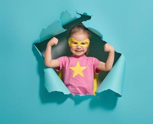 Niña con una gran motivación y alta autoestima.