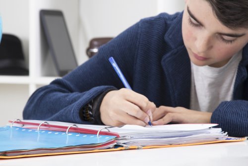 Niño estudiando mediante la técnica de hacer resúmenes.