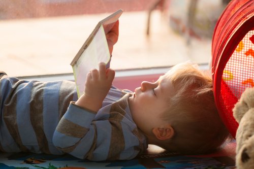 Niño leyendo un libro-juego de Abremente.