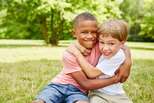 Enfants amis s'embrassant dans le parc.