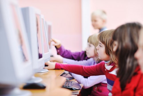Niños en clase utilizando las nuevas tecnologías.