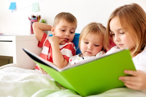 Niños leyendo el libro que ganó el Premio El Barco de Vapor.