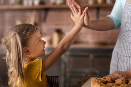 Padre felicitando a su hija a modo de respeto y educación.