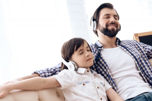 Padre con su hijo escuchando canciones en inglés.