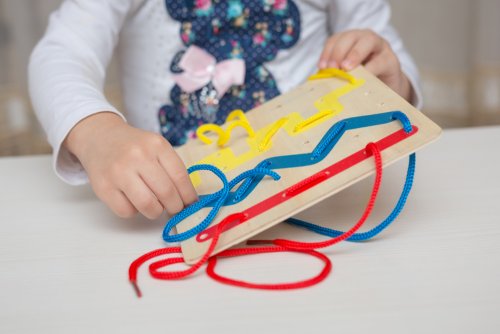Niña aplicando la pedagogía de María Montessori.