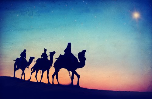 Sus Majestades los Reyes Magos de Oriente en camello.