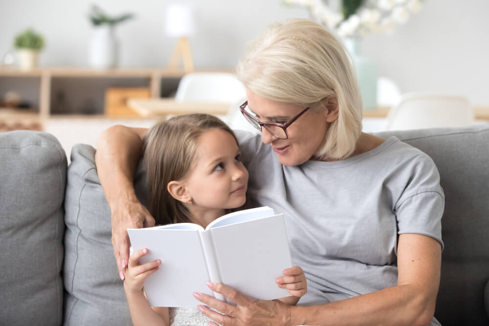 En bestemor leser en bok for barnebarnet sitt.