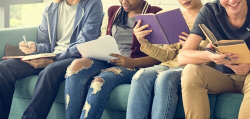 Des étudiants qui regardent des cahiers et livres.