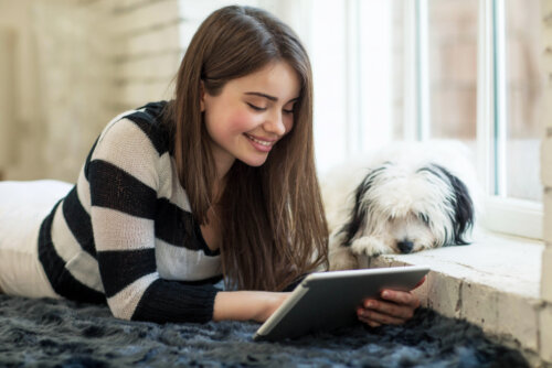 Chica adolescente buscando en la tablet LIJ para leer en las plataformas digitales.