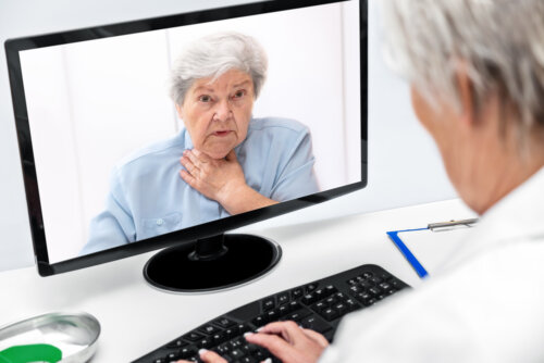 Médico de cabecera en una consulta digital con una paciente.