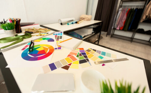 Mesa de un estudiante de Diseños de Interiores.