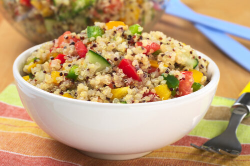 La ensalada de quinoa es una de las recetas bajas en fructosa que te proponemos.