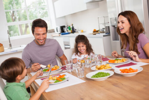 Familia comiendo feliz como parte de su vida familiar.